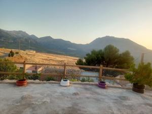 ein Balkon mit Blick auf die Berge in der Unterkunft Alojamiento en Magina la casilla de Eustaquia in Bedmar