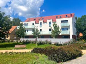 ein Gebäude mit einer Bank davor in der Unterkunft Apartamenty Centrum Park Twardowskiego 4 in Zielona Góra