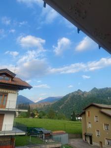 einen Blick auf die Berge von einem Haus aus in der Unterkunft Castione della Presolana in Castione della Presolana + 13 Fotos
