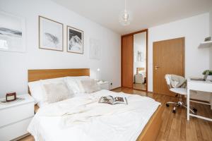 Posteľ alebo postele v izbe v ubytovaní Prague Days - Bright Apartment - Balcony - Private Parking + 16 fotografií