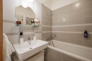 Kúpeľňa v ubytovaní Prague Days - Bright Apartment - Balcony - Private Parking