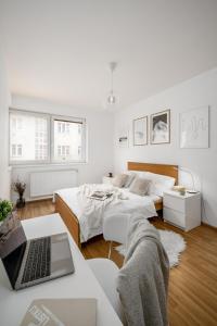 Posteľ alebo postele v izbe v ubytovaní Prague Days - Bright Apartment - Balcony - Private Parking