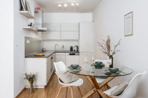 Kuchyňa alebo kuchynka v ubytovaní Prague Days - Bright Apartment - Balcony - Private Parking