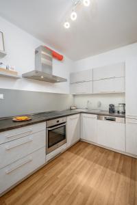 Kuchyňa alebo kuchynka v ubytovaní Prague Days - Bright Apartment - Balcony - Private Parking