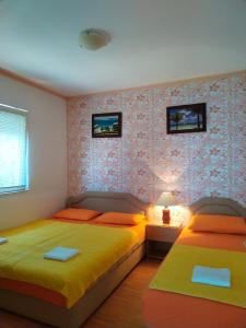 Postel nebo postele na pokoji v ubytování Apartmani LJUBICA + 37 fotografií