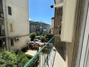een balkon met uitzicht op een straat bij Casa Bavosa via Cacciatore in Salerno