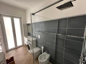 een badkamer met toilet, wastafel en raam bij Casa Bavosa via Cacciatore in Salerno +22 foto's