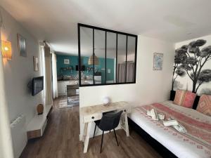 Postel nebo postele na pokoji v ubytování STUDIO IBIZA - HYPER CENTRE LORIENT