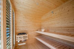 sauna drewniana z drewnianymi półkami w drewnianym pomieszczeniu w obiekcie Apartamenty Franka Zakopane w mieście Kościelisko +37 zdjęć