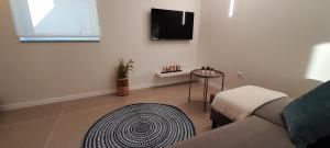 a living room with a couch and a rug at Casa do Castelo in Gafanha da Nazaré