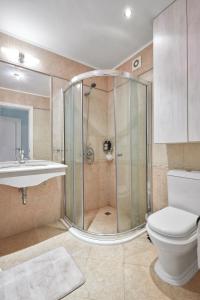 Koupelna v ubytování 2BD Flat with Balcony in Flores Garden Complex by Flat Mаnаger + 5 fotografií