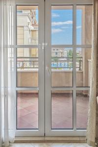 Balcone o terrazza di 2BD Flat with Balcony in Flores Garden Complex by Flat Mаnаger