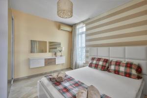 una camera da letto con un letto bianco e una finestra di 2BD Flat with Balcony in Flores Garden Complex by Flat Mаnаger a Chernomorets