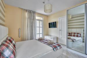 Letto o letti in una camera di 2BD Flat with Balcony in Flores Garden Complex by Flat Mаnаger