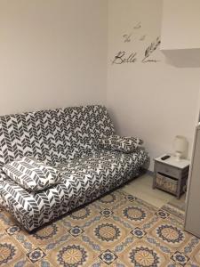 un sofá en una sala de estar con mesa en Studio La vie est belle, en Abbeville