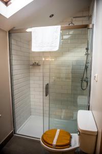 Koupelna v ubytování 5 Star Romantic Rose Cottage with Roll-Top Bath + 15 fotografií