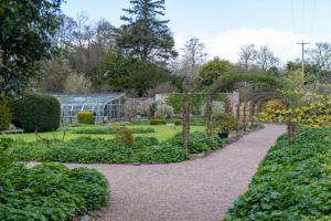 Zahrada ubytování 5 Star Romantic Rose Cottage with Roll-Top Bath
