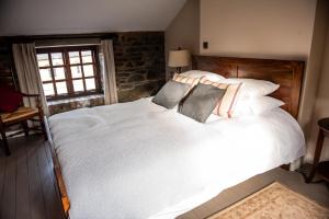 Postel nebo postele na pokoji v ubytování 5 Star Romantic Rose Cottage with Roll-Top Bath