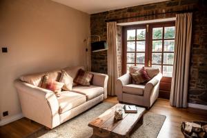 Posezení v ubytování 5 Star Romantic Rose Cottage with Roll-Top Bath