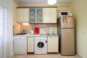 cocina con nevera y lavadora en Fuarev Apartments - Halkalı Area, en Estambul