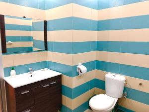 a bathroom with a toilet and a sink at Elegant appartement de 2 chambres sur bd Anfa in Casablanca +26 photos