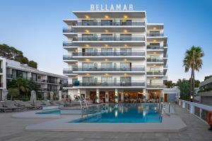 Basen w obiekcie Bellamar Hotel Beach & Spa lub w pobliżu
