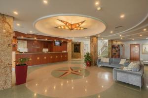 Hol lub recepcja w obiekcie Bellamar Hotel Beach & Spa