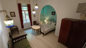 ein Wohnzimmer mit einem Bett und einem Tisch in der Unterkunft Heritage Harmony with FREE PARKING in Budapest