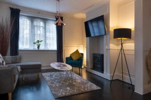 TV a/nebo společenská místnost v ubytování In the Heart of Chester, Historical & Stylish