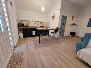 Η κουζίνα ή μικρή κουζίνα στο Vrsi Bay Apartments +2 φωτογραφίες