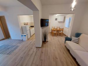 Η κουζίνα ή μικρή κουζίνα στο Vrsi Bay Apartments
