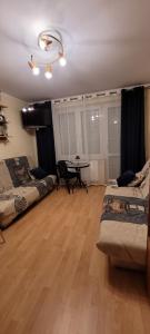 ein Zimmer mit zwei Betten und einem Tisch darin in der Unterkunft Apartament NELA in Krynica Morska + 4 Fotos