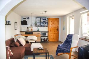 un soggiorno con un divano e un tavolo di Ferienwohnung kleine Koje a Kröslin