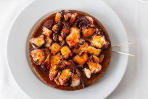 Comida en o cerca de este hotel