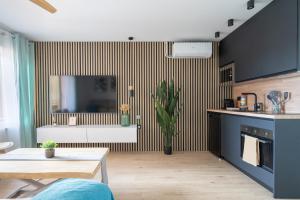 a living room with a table and a kitchen at Apartamento Luxor en zona Hospital - Universidad in Albacete