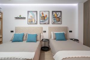 two beds sitting next to each other in a room at Apartamento Luxor en zona Hospital - Universidad in Albacete