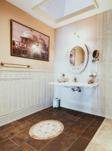 a bathroom with a sink and a mirror at Hotel & Tagungszentrum Schloss Hohenfels in Hohenfels