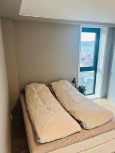 Postel nebo postele na pokoji v ubytování City Center 7th Floor Apartement with Beautiful View 2 bedroom Free parking