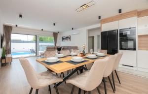 Η κουζίνα ή μικρή κουζίνα στο Gorgeous Home In Donji Prolozac