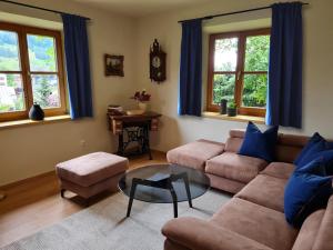salon z kanapą i stołem w obiekcie Landhaus Antonia w mieście Bruck an der Großglocknerstraße +37 zdjęć