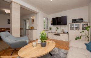 Μια τηλεόραση ή/και κέντρο ψυχαγωγίας στο Cozy Home In Prolozac Donji With Wifi