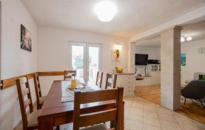 Η κουζίνα ή μικρή κουζίνα στο Cozy Home In Prolozac Donji With Wifi