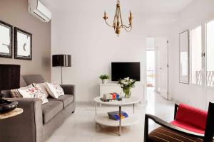 Televízia a/alebo spoločenská miestnosť v ubytovaní Apartamentos Mariscal