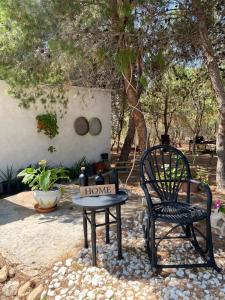 Una mesa y una silla con un cartel que dice casa en Eco house in the Valley, en Murcia 20 fotos más