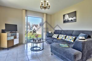 TV a/nebo společenská místnost v ubytování LocaLise - M19 - Ty Mervent - Maison avec jardin clos - A 2 pas de la plage - animaux admis - wifi inclus - draps inclus