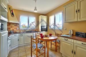 Kuchyň nebo kuchyňský kout v ubytování LocaLise - M19 - Ty Mervent - Maison avec jardin clos - A 2 pas de la plage - animaux admis - wifi inclus - draps inclus