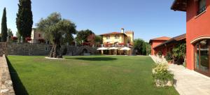 チヴィダーレ・デル・フリウーリにあるIl Roncal Wine Resort - for Wine Loversの家の前の大芝生