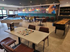 ein Restaurant mit zwei Tischen und einem Billardtisch in der Unterkunft The Willows Training Centre in Saint Neots
