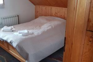 ein Schlafzimmer mit einem Bett mit zwei Handtüchern darauf in der Unterkunft Alpina66 in Jieţ