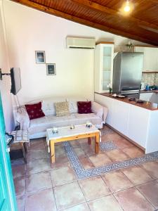 un soggiorno con un divano e un tavolo di Μονοκατοικία Στο Λουτρακι a Loutraki